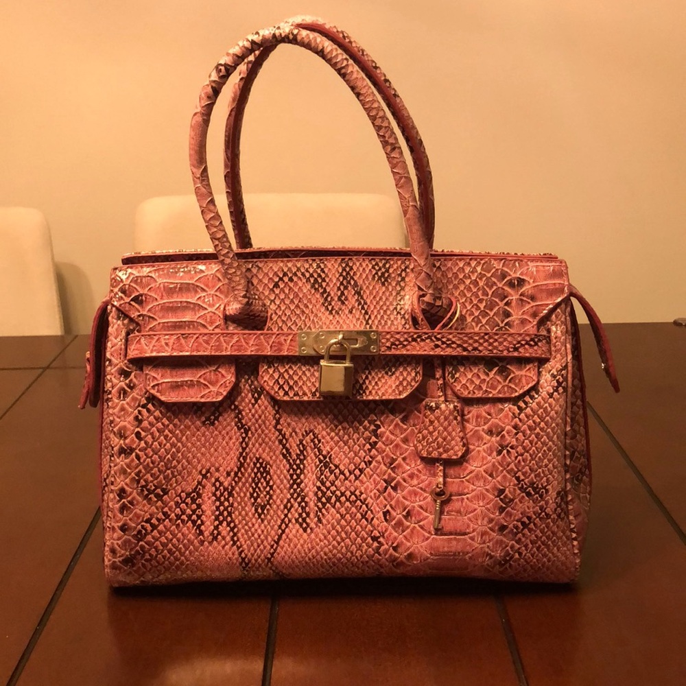Gorgeous Pink Snakeskin Pattern Purse! 👛